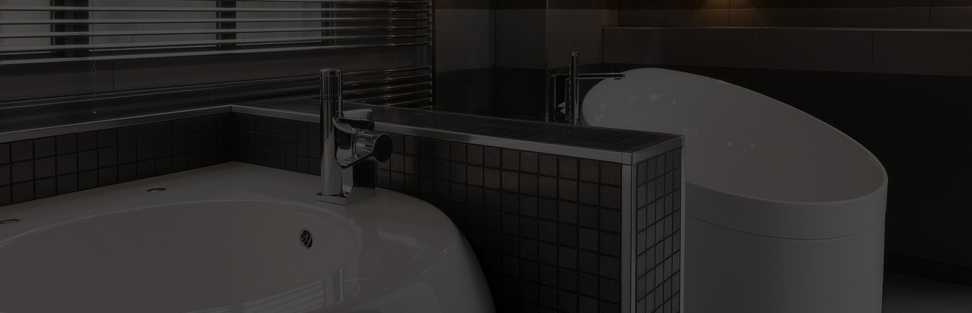 Mirror-Finish Stainless Steel Profiles and 3D Corner Pieces in Mosaic Bathroom Partitioning